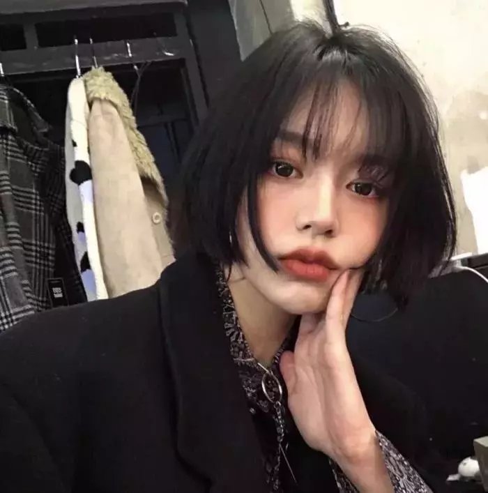 草丛中的人